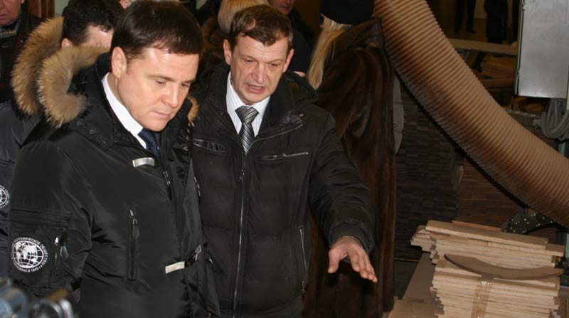Tula governor inspects the line for the production of piece parquet