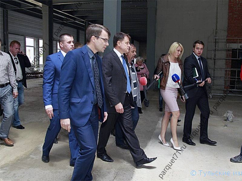 Губернатор оценивает качество массивной доски